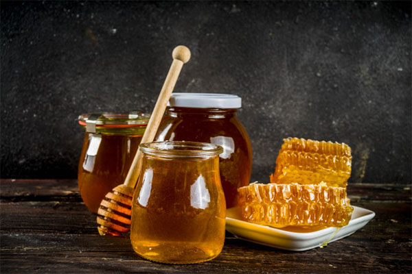 Tinh bột nghệ và mât ong hay được người đau dạ dày sử dụng