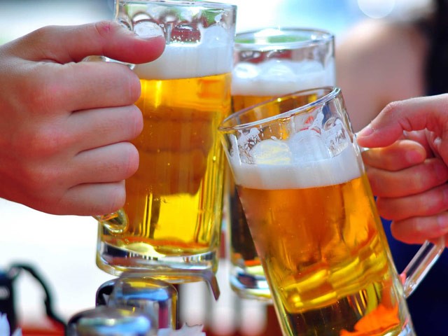 Uống nhiều rượu bia ngày tết có thể khiến dạ dày bị tổn thương nghiêm trọng