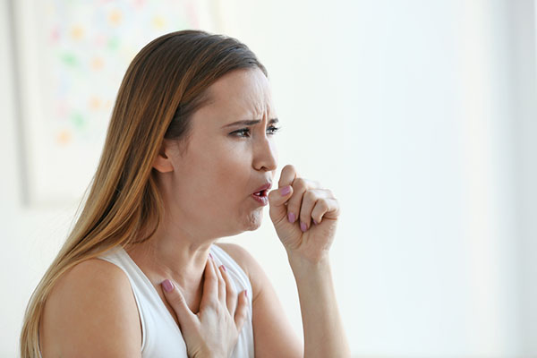Ho, viêm họng kéo dài là triệu chứng của trào ngược dạ dày thực quản